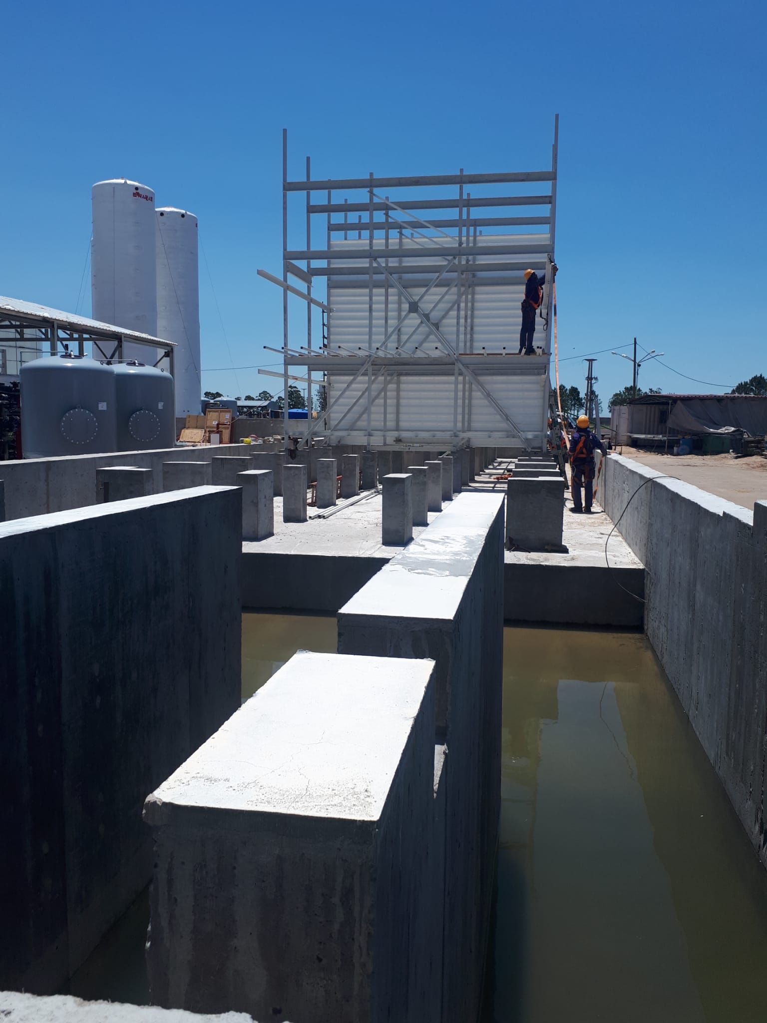 estructura_torre_refrigeración_montada_en_campo