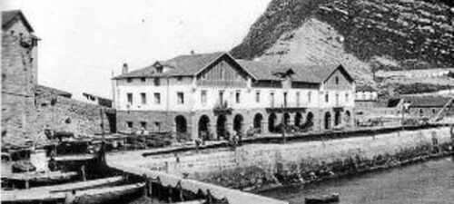 Torre de refrigeración abierta para instalación frigorífica en la Cofradía de Pescadores de Guetaria