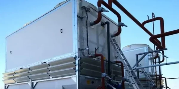 Condenseur évaporatif permettant un accès aisé pour les opérations de maintenance