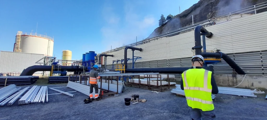 Montaje celdas en torres de refrigeración de plantas industriales.
