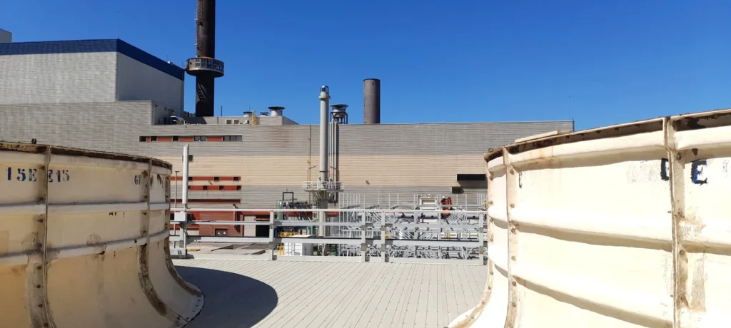 Torres de refrigeración de planta industrial.